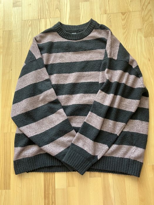 Светр у смужку.