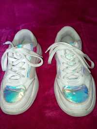 Białe błyszczące r.31 buty sportowe jesien wiosna dziewczynka