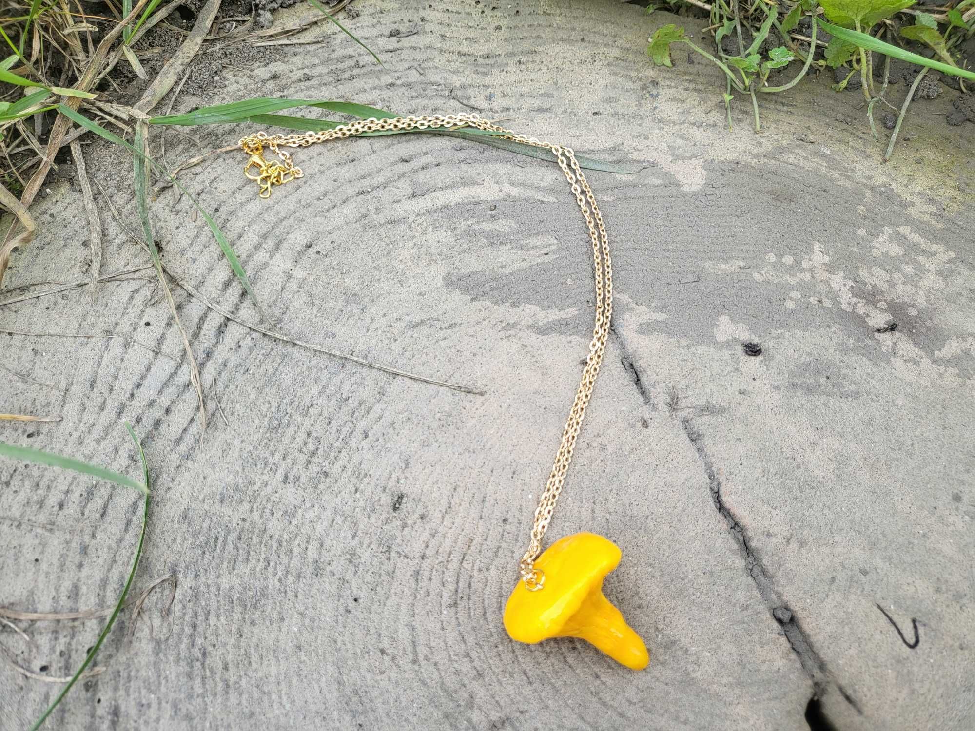 Wisiorek kurka grzyb , jesień, handmade