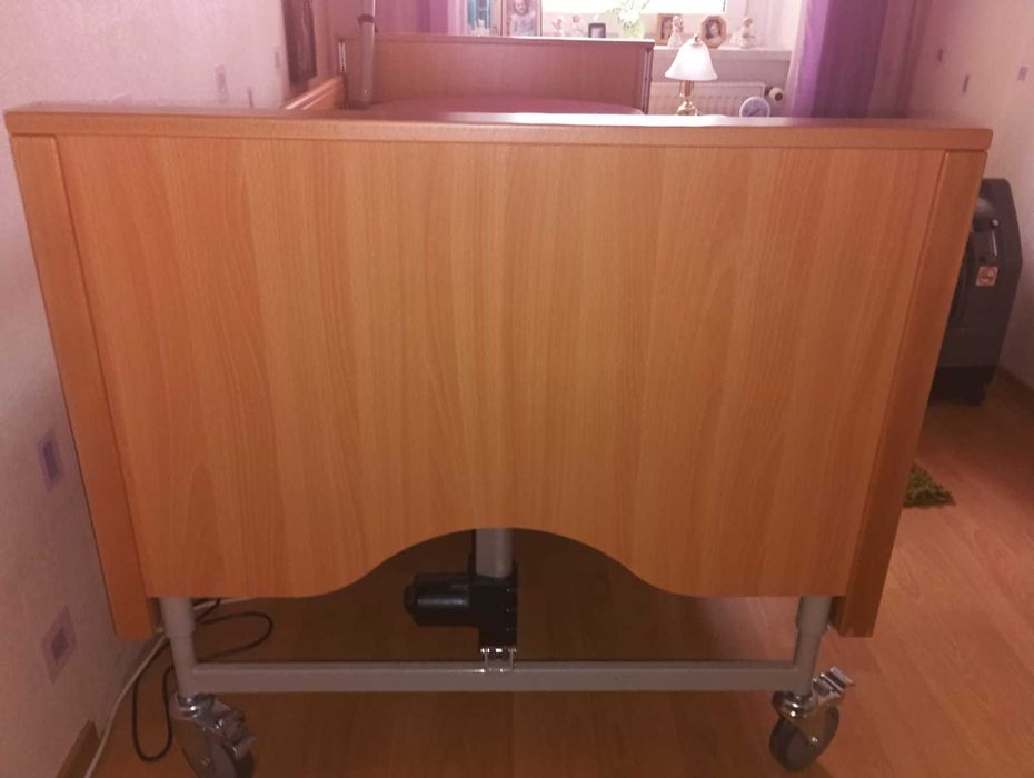 Łóżko rehabilitacyjne elektryczne w stanie idealnym .