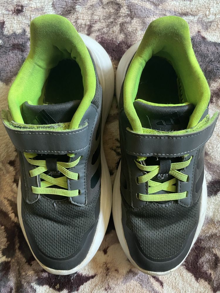 Кровіски Adidas 35 р б/в