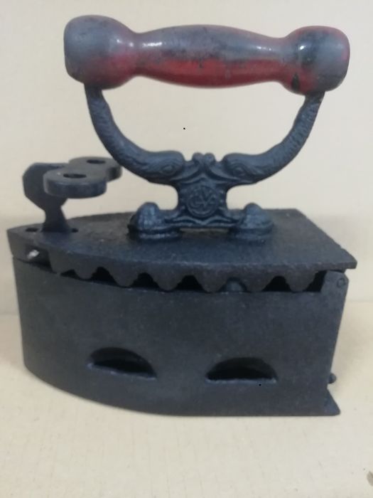 Ferro de engomar a carvão