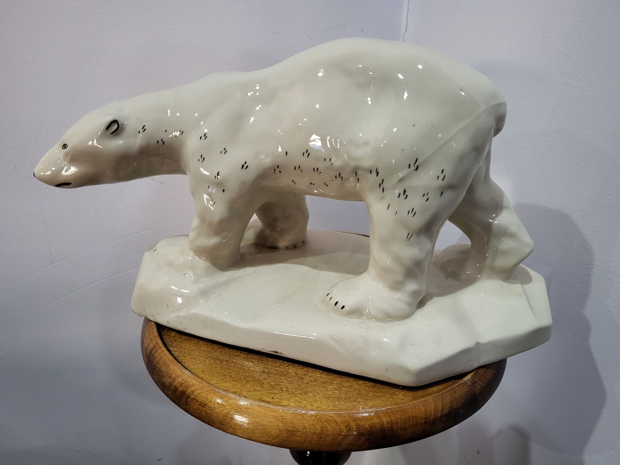Piękny porcelanowy niedźwiedz polarny figurka Chodzież