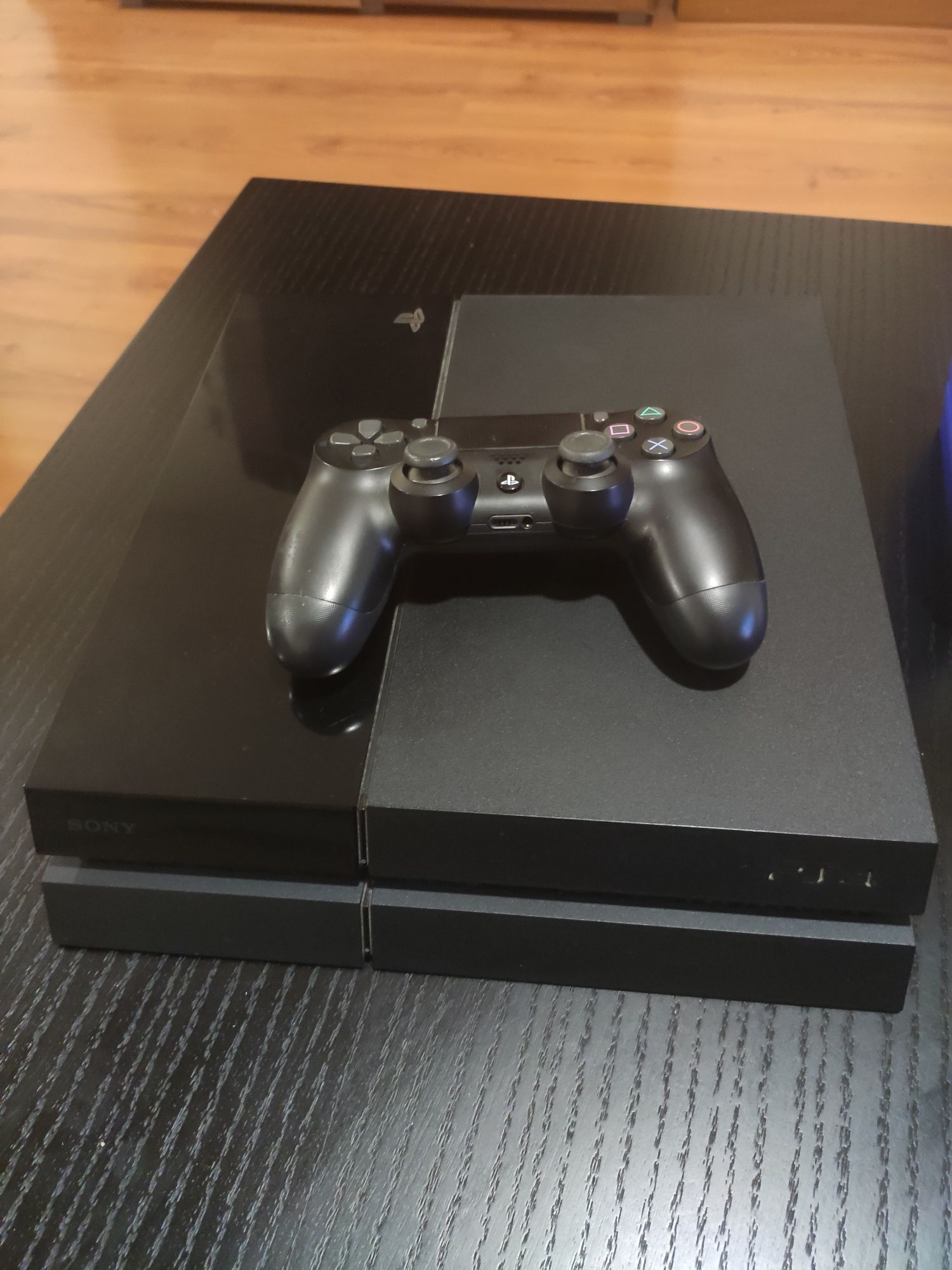 Vendo PS4 2TB + comando + 5 jogos