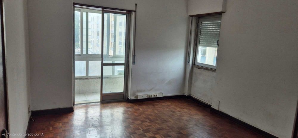 Vende-se T2 no Cacém junto á estação de comboios.