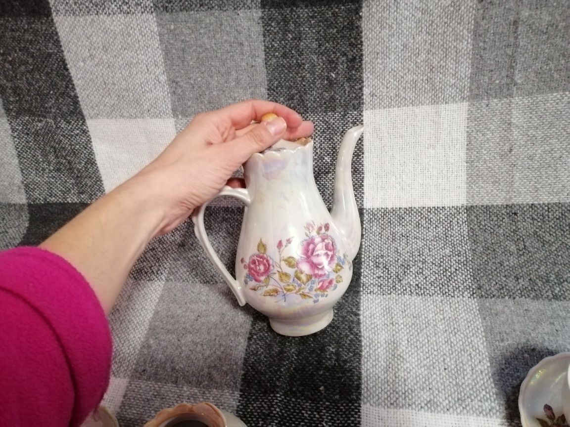 Кофейный сервиз с небольшими чашками, сахарница, молочник, чайник
