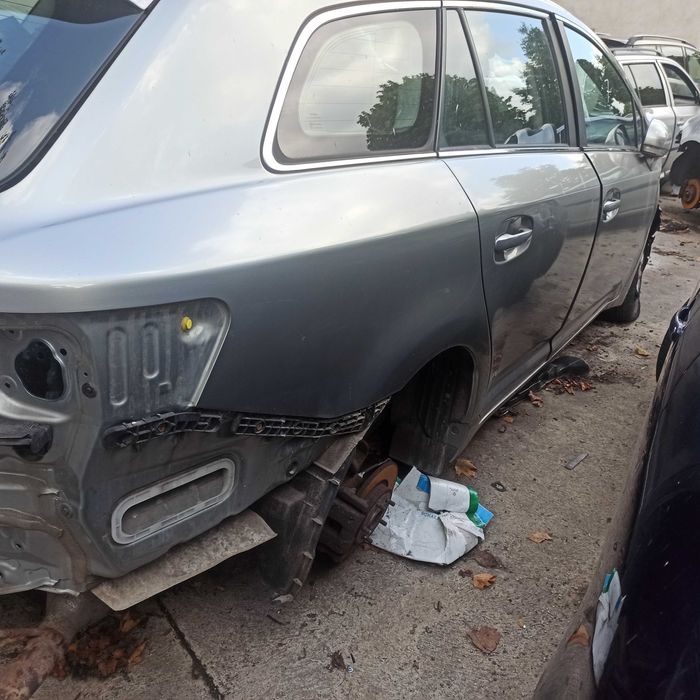 Toytoa T27 2.0 D4D samochody na części