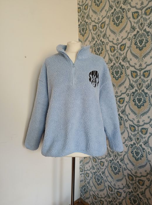 Błękitny polar z wyszywanym znaczkiem Stitch. Rozmiar S/36.