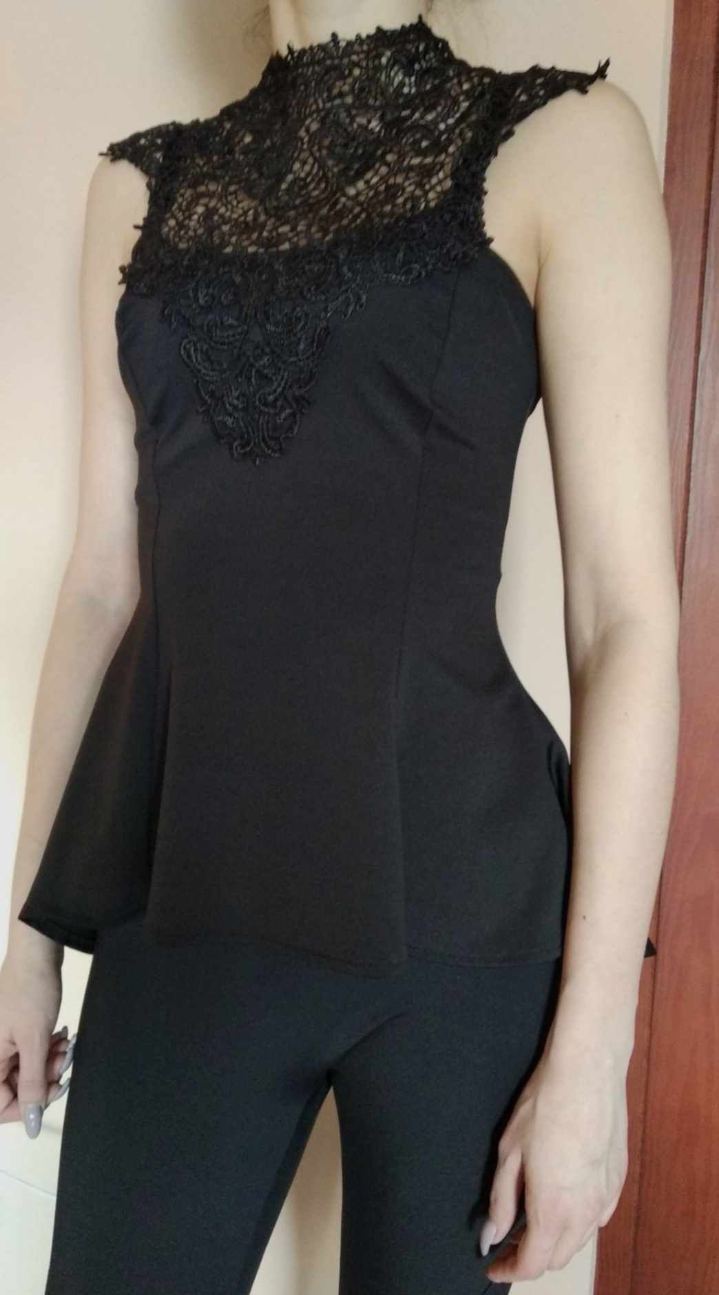 Elegancka czarna bluzka baskinka koronka