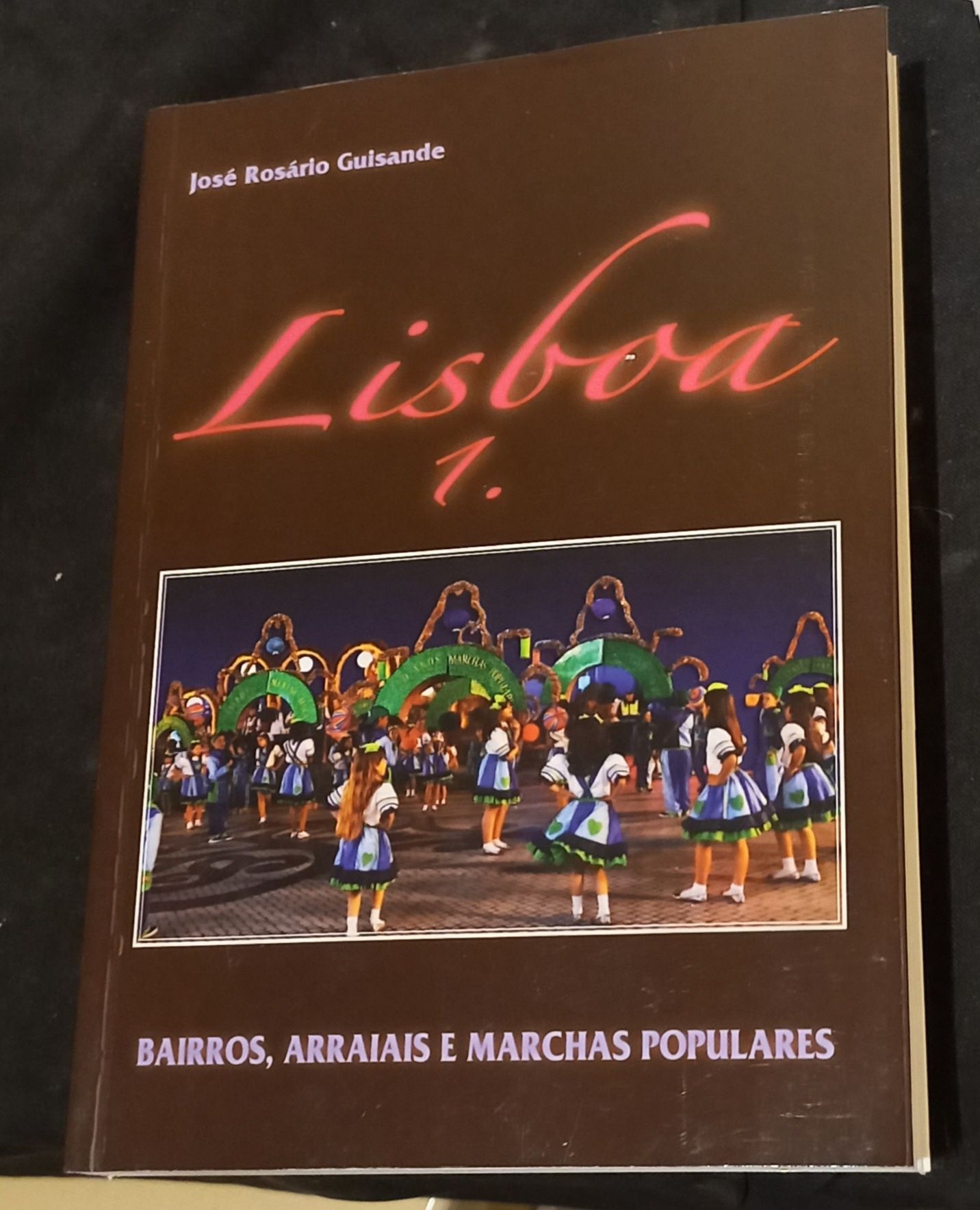 Livro sobre Lisboa, Seus Bairros, Arraiais e Marchas. PORTES GRÁTIS.