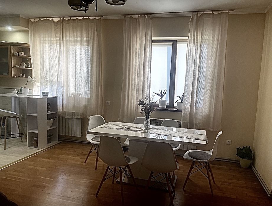 Напівособняк із загальним двориком