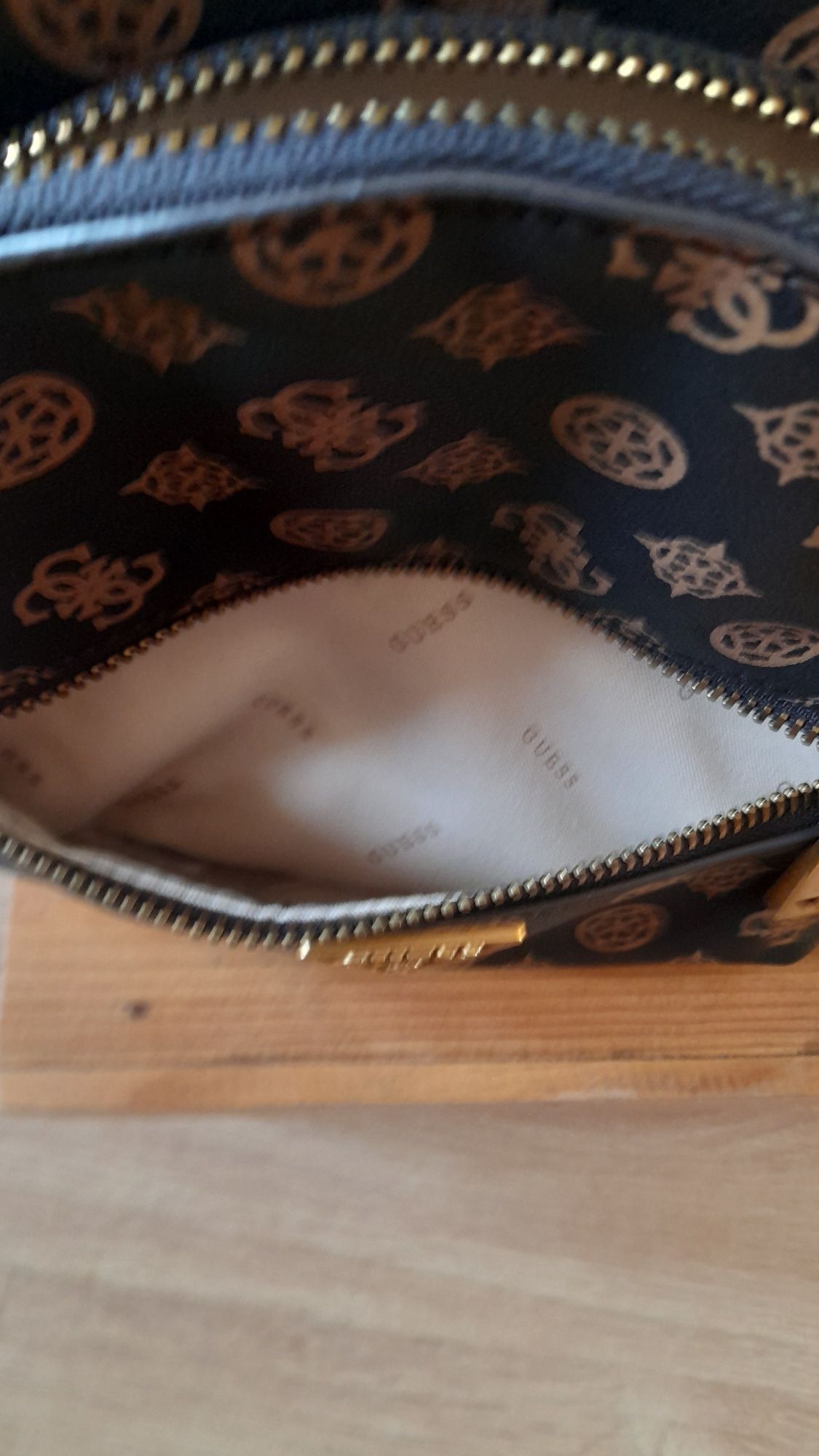 Mochila castanha Guess