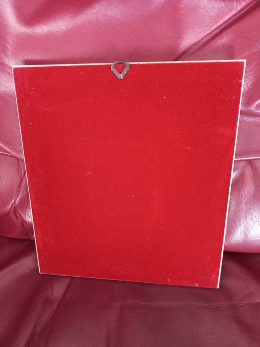 Quadro em tons de branco e dourado com moldura lacada