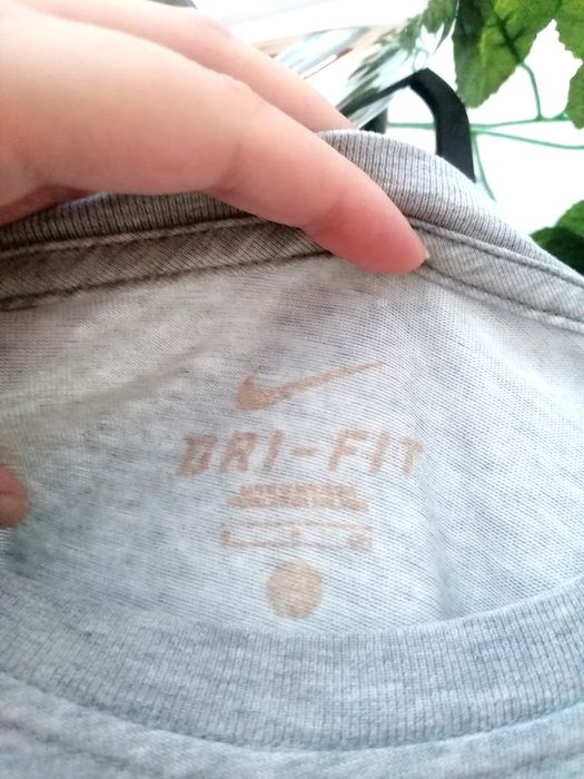 T-shirt Cinzenta com Logo Roxo