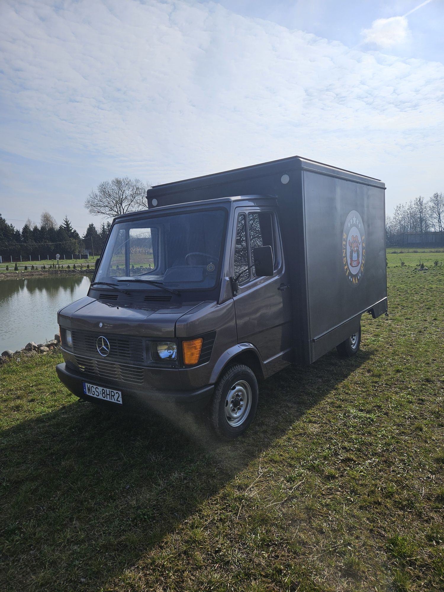 Mercedes 307D Foodtruck grill