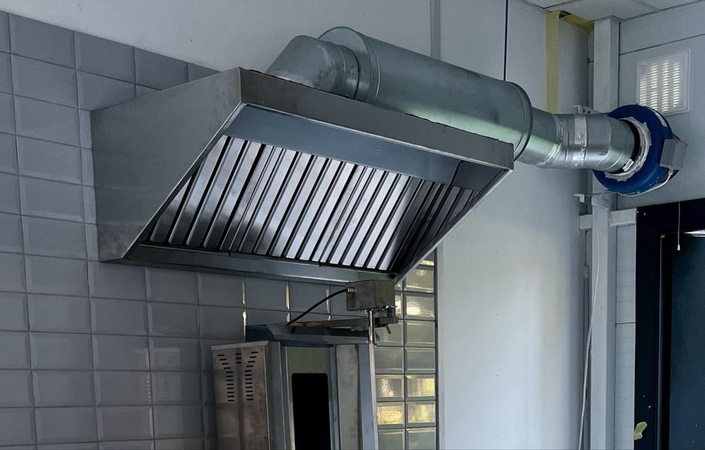 Витяжний зонт з мотором і глушником