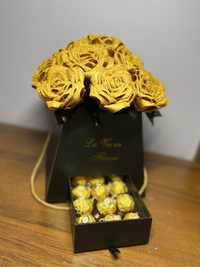 Композиція троянд з атласних стрічок і з цукерками Fererro Rocher