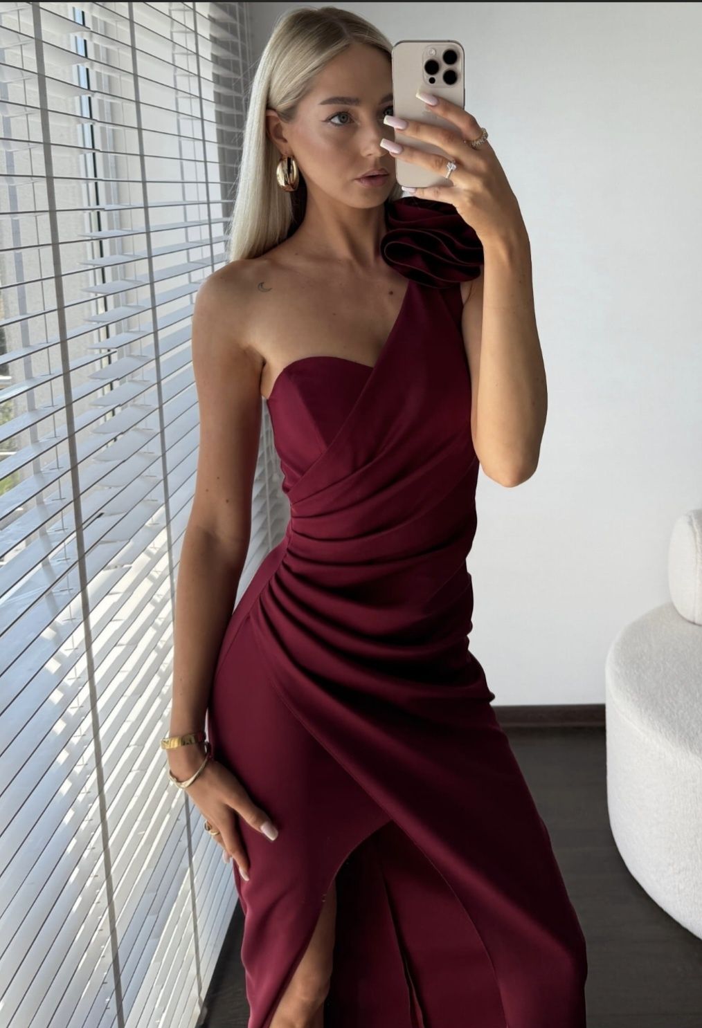 Sukienka maxi na jedno ramie marszczona RUBY bordowa XS