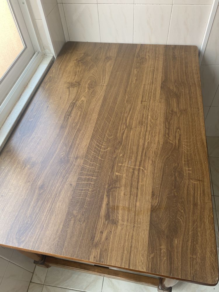 Mesa de madeira lacrada