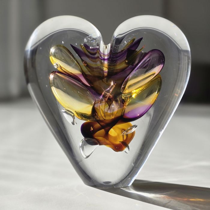 Przycisk do papieru, szklane serce. Adam Jabłoński.