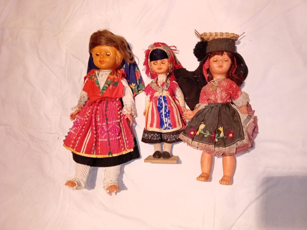 Conjunto de 3 Bonecas em Trajes