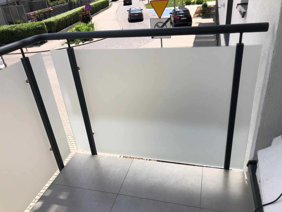 Oklejanie balkonów, szyb, witryn, reklama, folia mrożona, mleczna