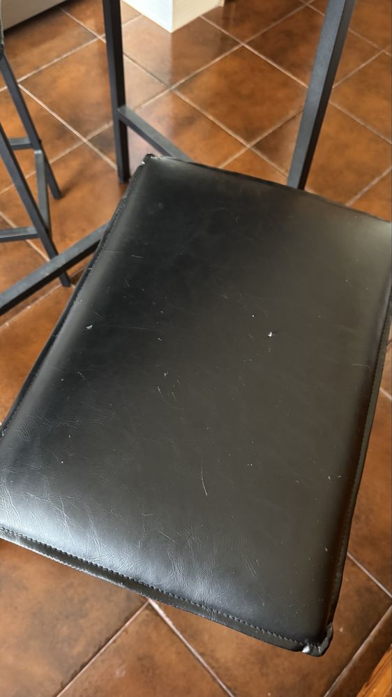 Mesa alta de cozinha com dois bancos
