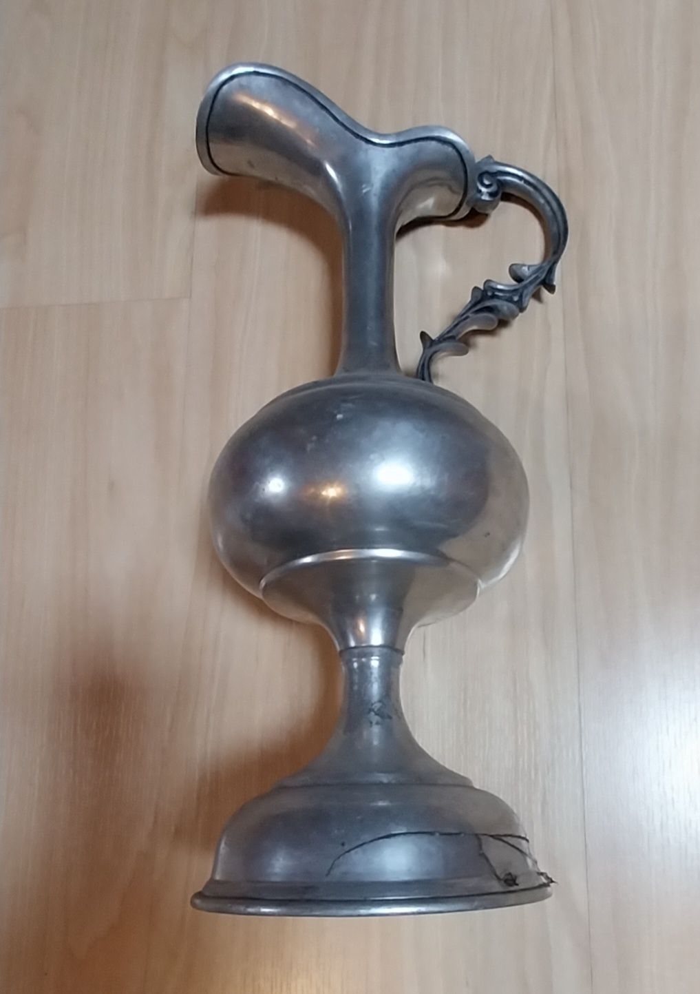 Jarra antiga em estanho