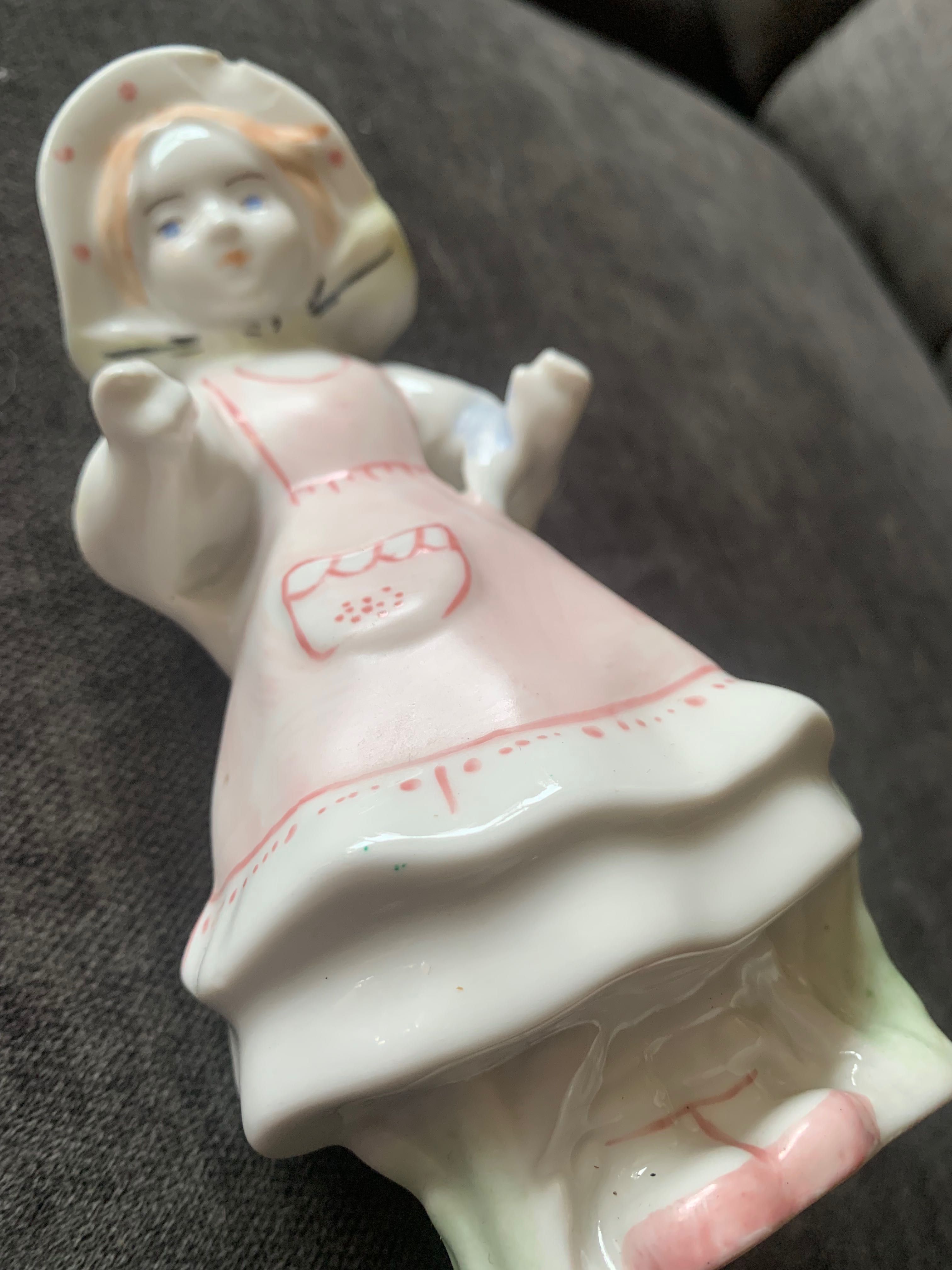 Stara figurka porcelanowa Dziewczynka w kapeluszu 17 cm