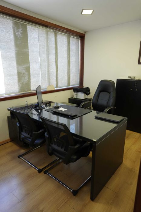 Mobiliário para escritório com blocos de gavetas e armários de apoio