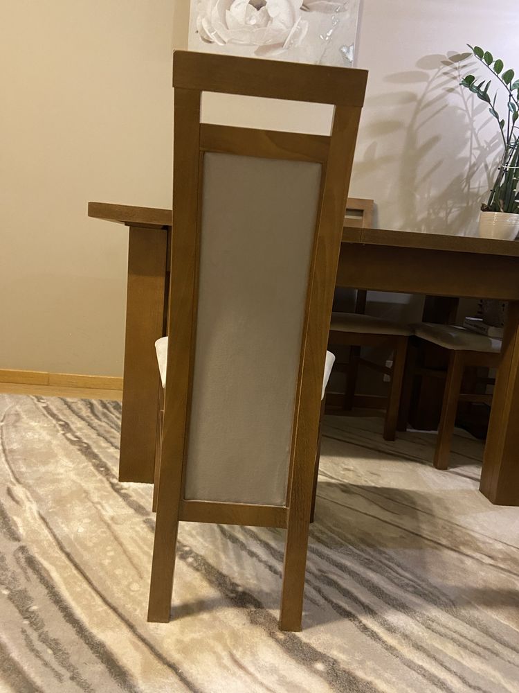 Stół rozkladany z krzeslami