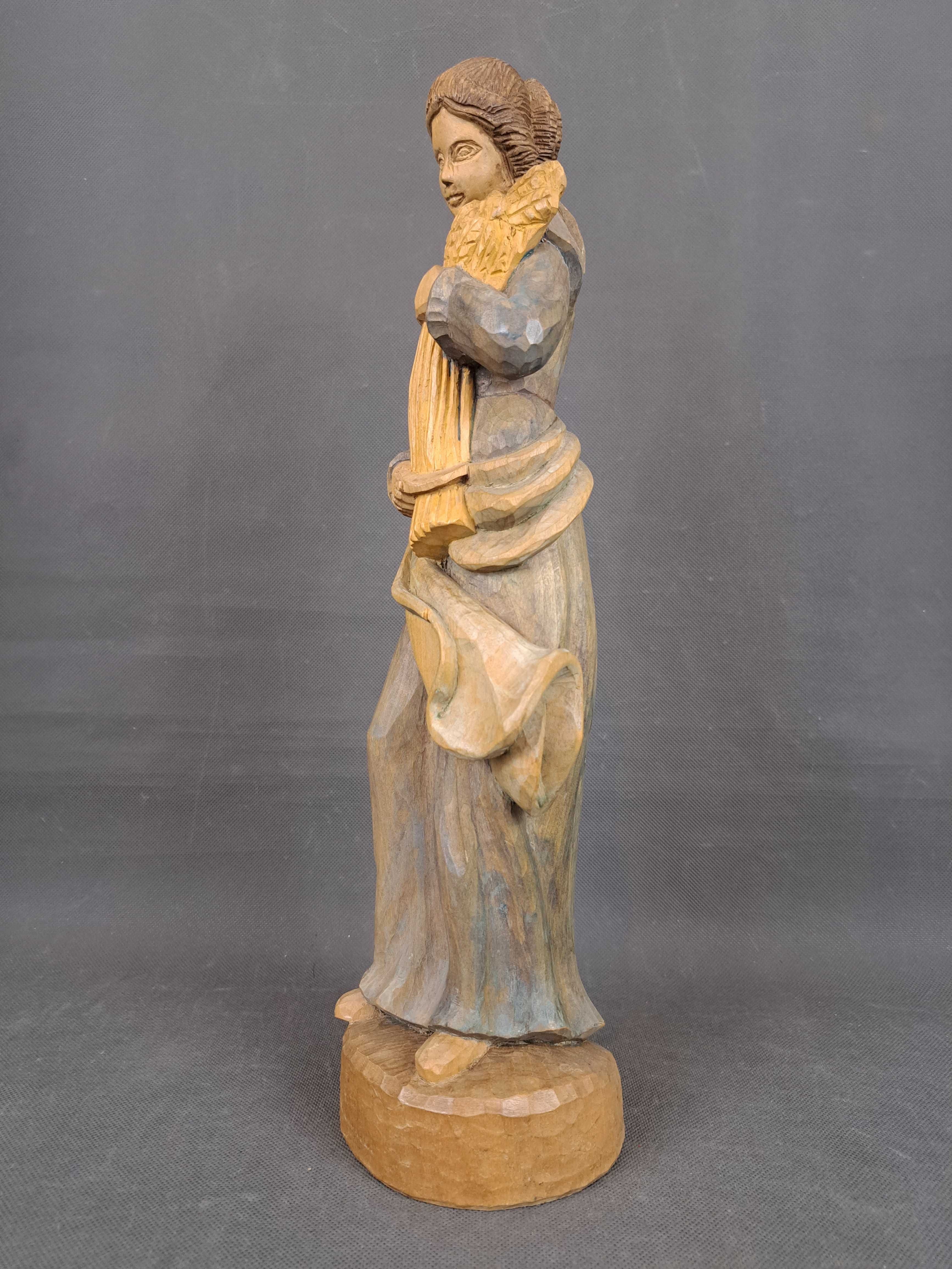 Kobieta z łanem zbóż, rzeźba drewniana, wys. 43 cm