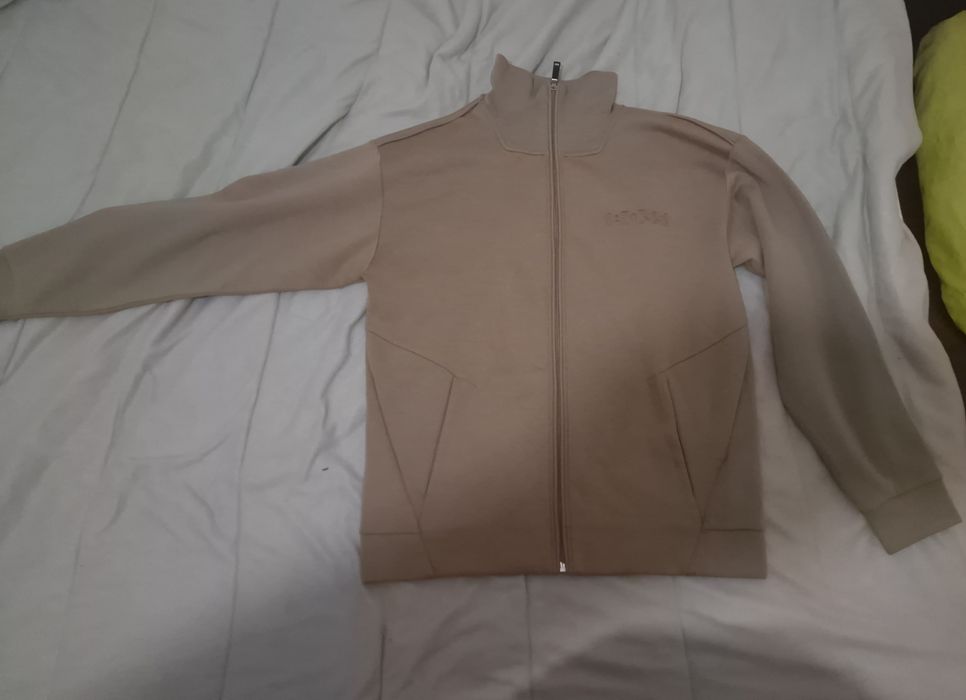 Casaco Hugo Boss Tamanho L. 100% original. Novo, nunca utilizado.