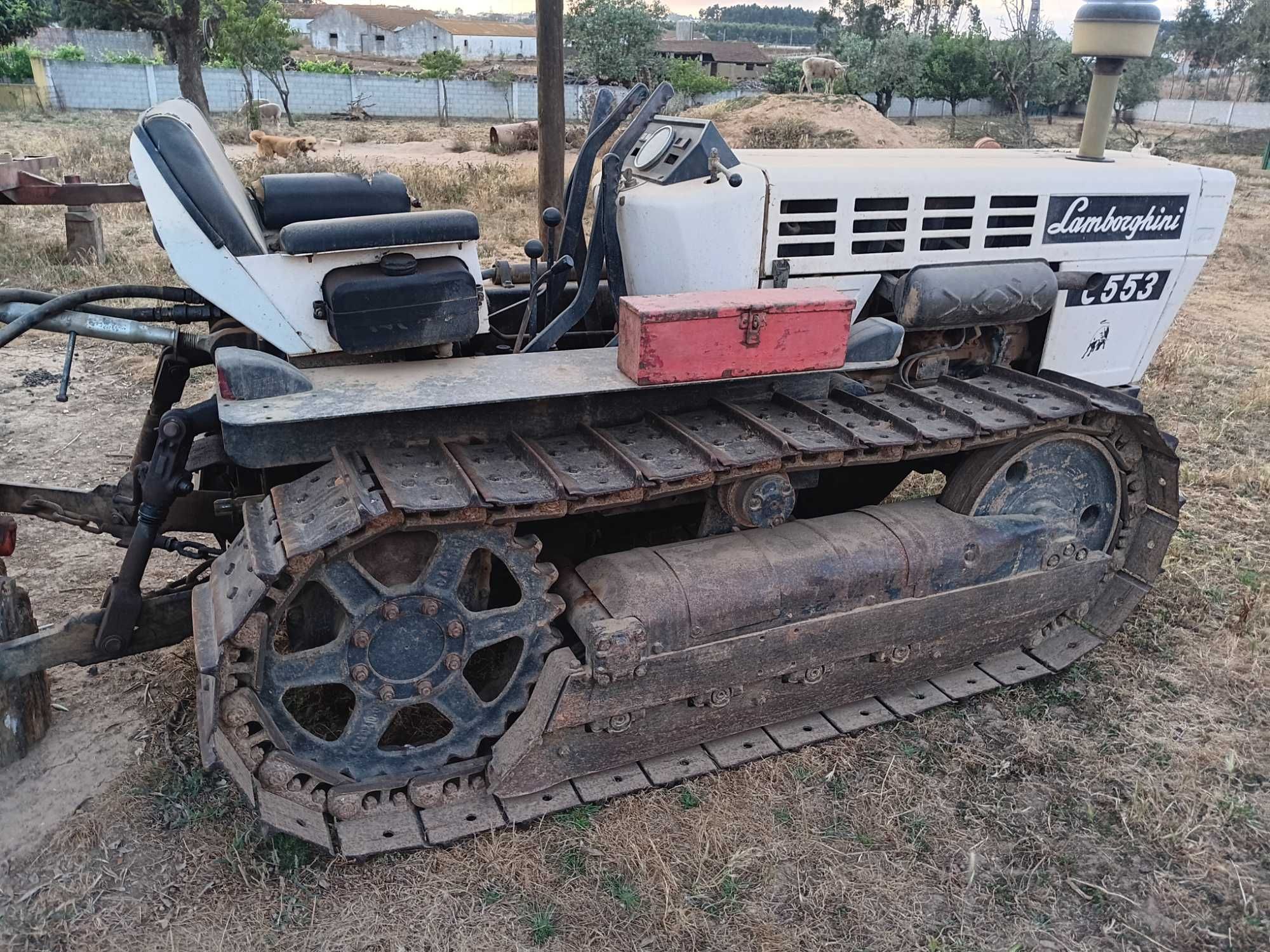 Trator de rastos Lamborghini C553 com charrua hidráulica galucho
