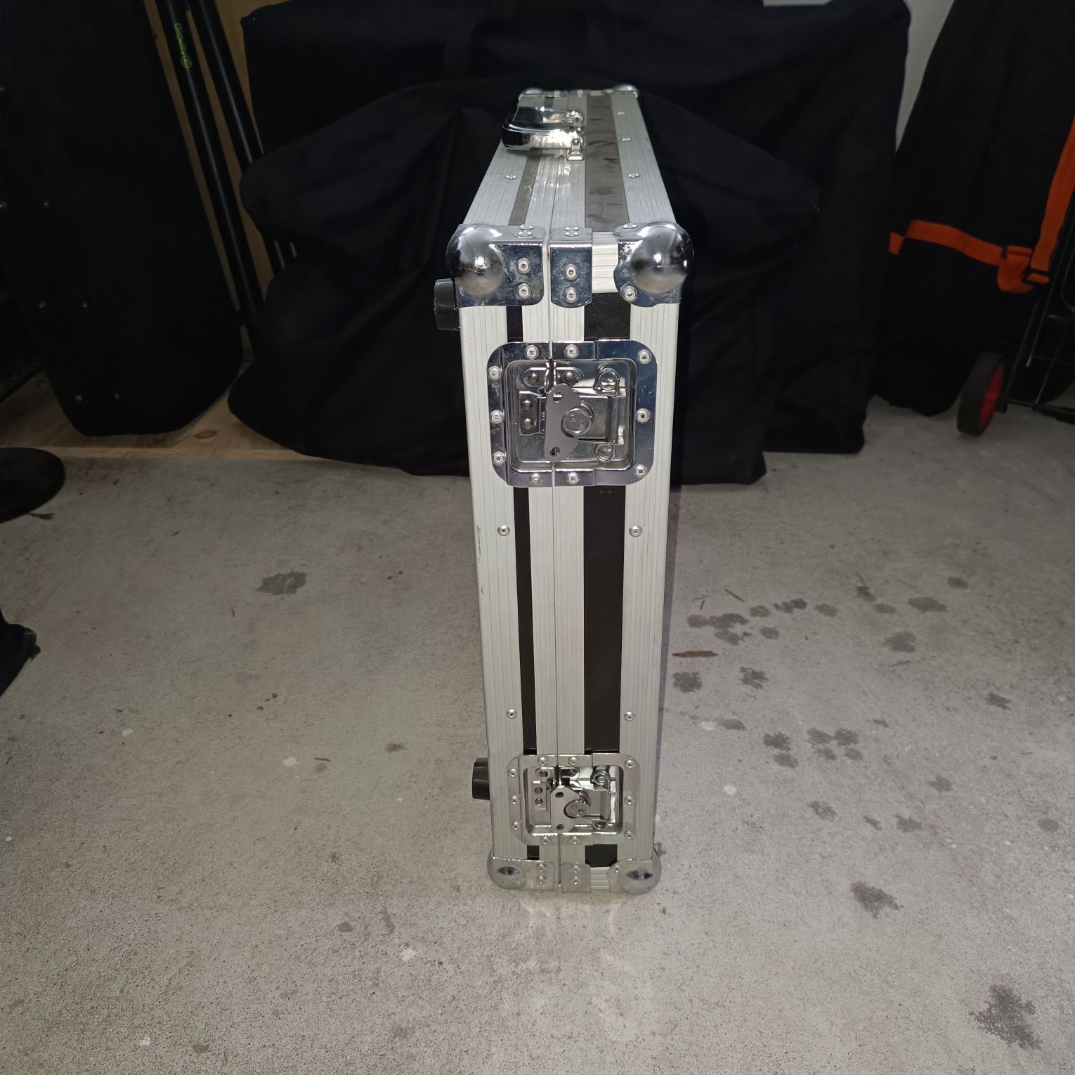 Walkasse Flight Case 70x50x14 - Desenhada para Equipamento DJ