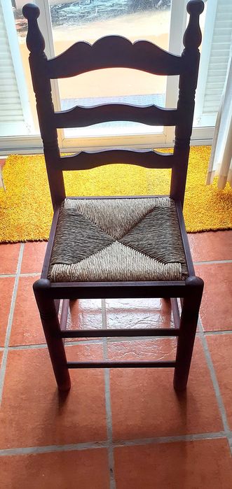 Cadeiras em madeira maciça com assento de Boinho, em muito bom estado