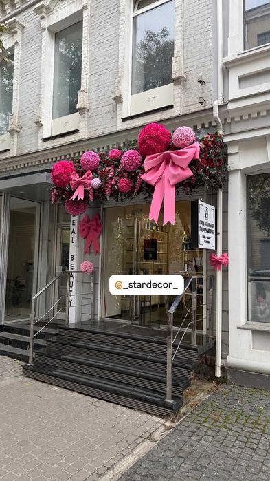 декор для витрины,  оформление фасаду, великі банти, новогодний декор