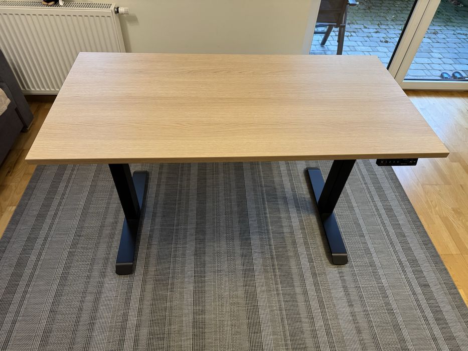 Biurko elektrycznie sterowane marki Meblik