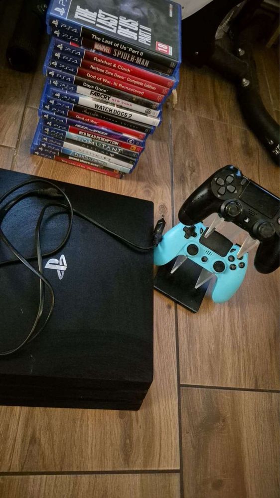 Ps 4 Pro 1Tb + 2 pady + Gry