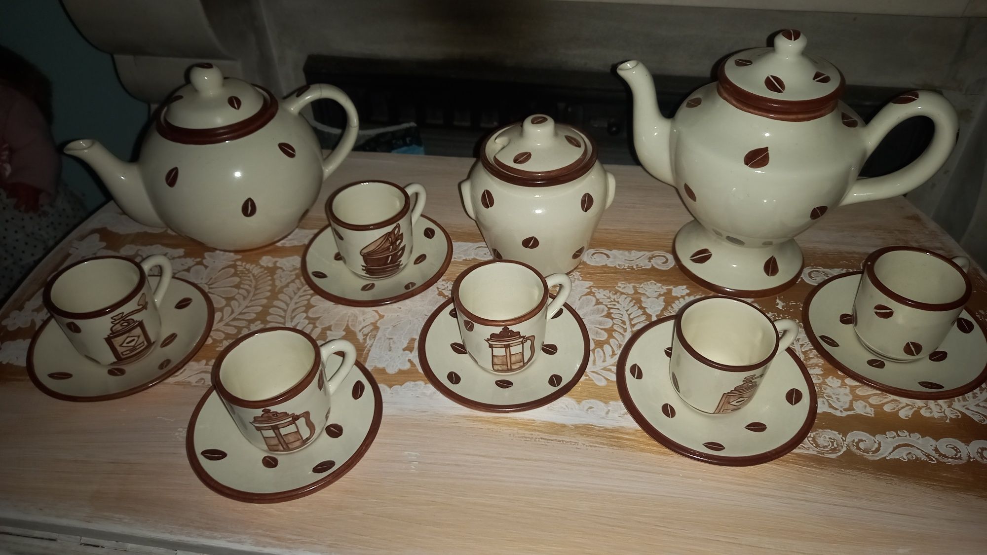 Conjunto de café,pintado à mão.
2 Bules
1 açucareiro 
6 chávenas.
6 pi