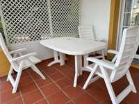 Mesa e trés cadeiras de jardim branco