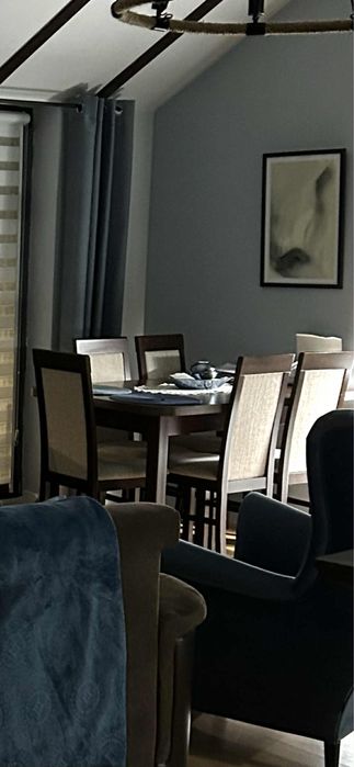 Stół do salonu z krzesłami