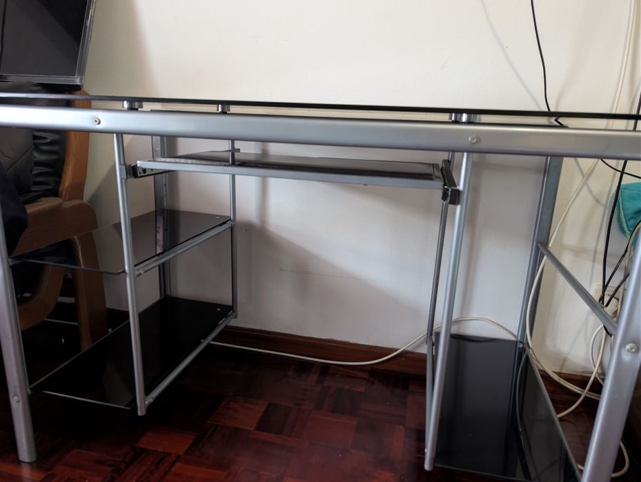 Secretaria com tampo e prateleiras em vidro