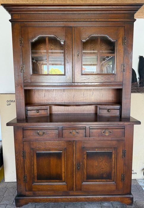 Masywna drewniana komoda witryna