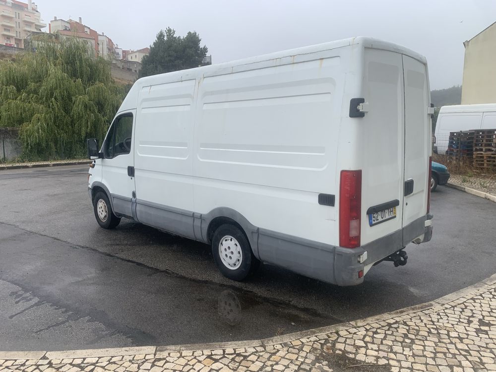 Carrinha Iveco com engate reboque