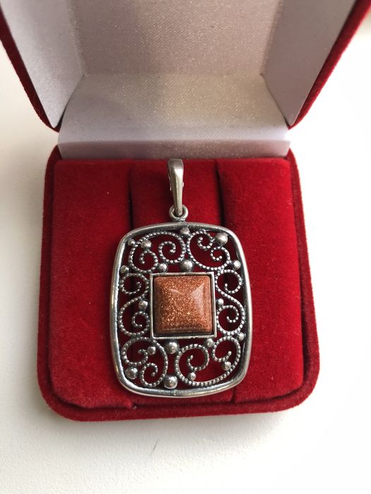 Кулоны с разными камнями