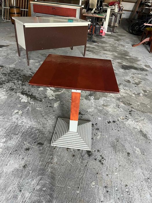 Mesa em madeira com suporte de ferro