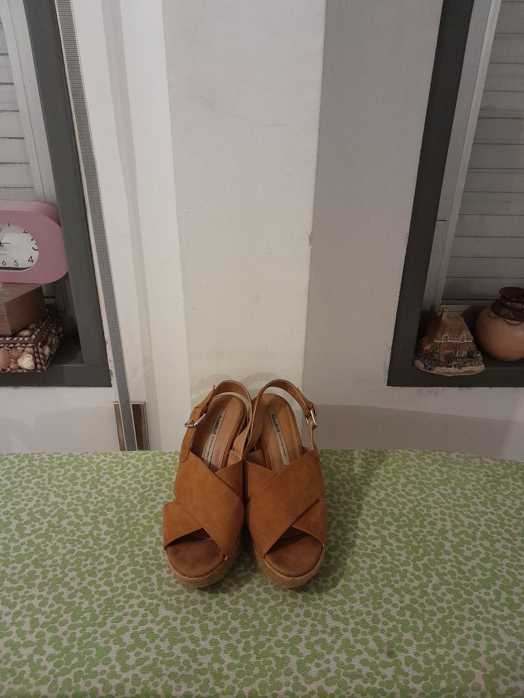 Vendo Sandálias de Senhora PULL&BEAR muito bonitas como novas