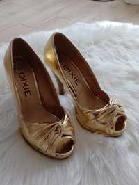 Buty w kolorze złotym z odkrytymi palcami na wysokim obcasie rozm.37