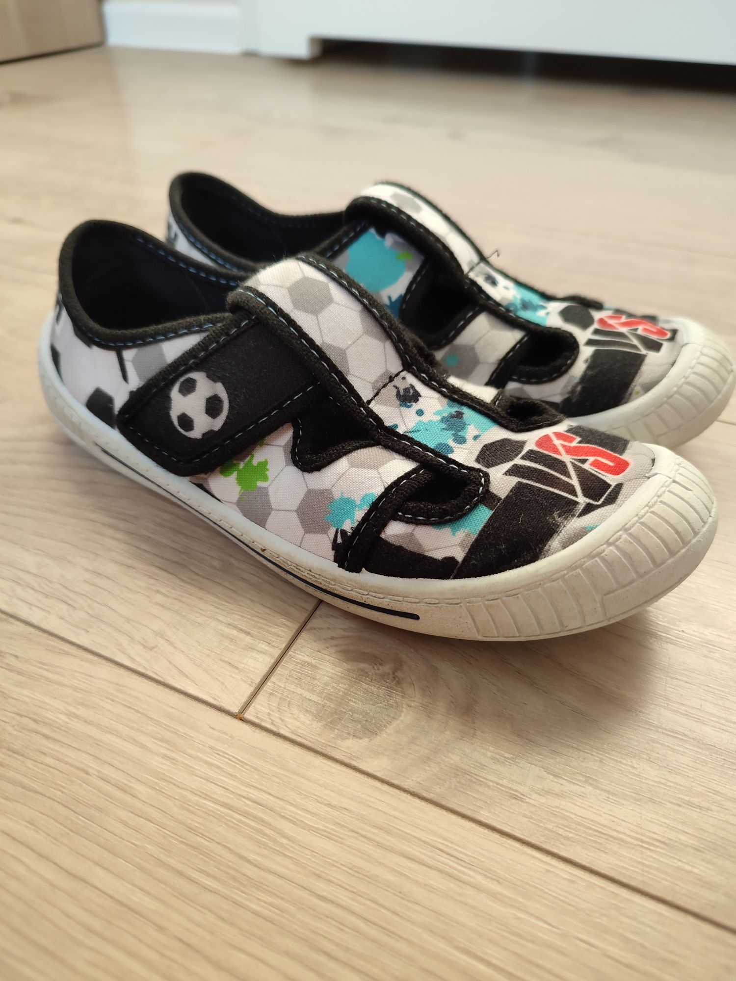 Buty na zmianę do szkoły na białej podeszwie na rzepy 35